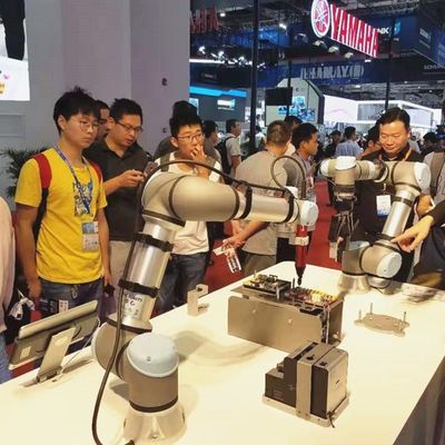 Robot léger de Cobot UR 5e avec le manipulateur de la charge utile 5KG comme robot de collaboration pour la machine de transfert