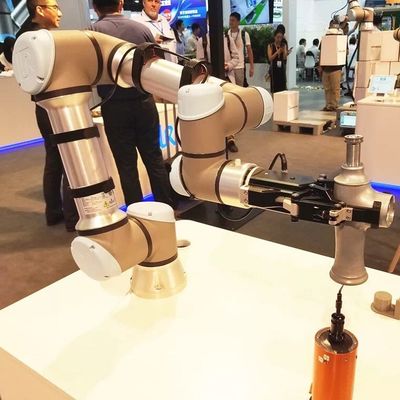 Mini Robot UR 3e de robot de collaboration avec la charge utile 3KG comme Cobot pour des pièces d'équipement de manutention