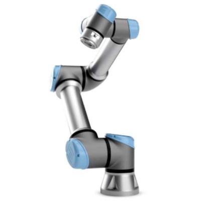 Chargement robotique automatique de l'axe UR5e du bras 6 et déchargement du robot de transfert