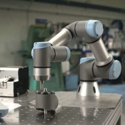 Chargement robotique automatique de l'axe UR5e du bras 6 et déchargement du robot de transfert