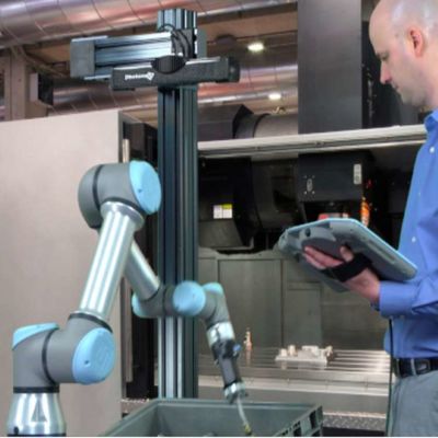 Chargement robotique automatique de l'axe UR5e du bras 6 et déchargement du robot de transfert