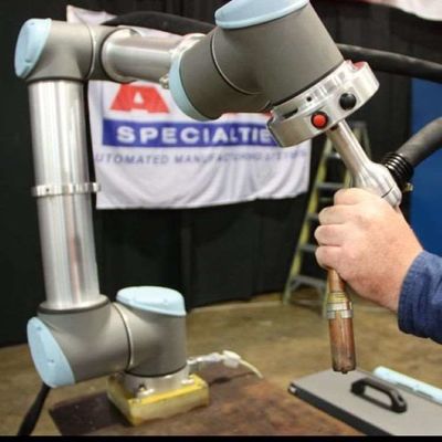 Chargement robotique automatique de l'axe UR5e du bras 6 et déchargement du robot de transfert