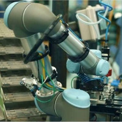 Chargement robotique automatique de l'axe UR5e du bras 6 et déchargement du robot de transfert