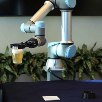 Chargement robotique automatique de l'axe UR5e du bras 6 et déchargement du robot de transfert