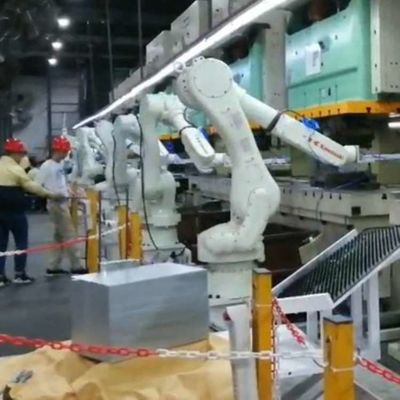 Armement robotique industriel 6 axes Kawasaki RS050N avec rail de guidage CNGBS pour robot de manutention de palettes