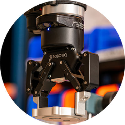 Travail adaptatif de Robotiq 2F-140 de pince pour l'usage de tendre de machine et d'Assemblée de moteur avec Cobot comme pince de main