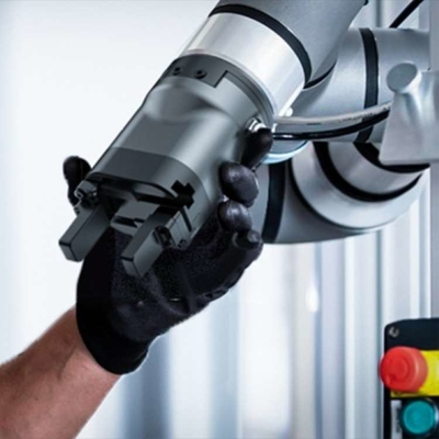 Robot de collaboration avec la pince électrique parallèle coopérative PGC-140 comme Cobot